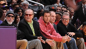 Jack Nicholson ist seit knapp 40 Jahren Dauergast bei den LA Lakers. Doch auch Lou Adler (l.) und Adam Sandler sind keine Fremden im Staples Center