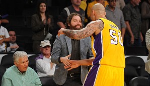 "Hangover"-Star Zach Galifianakis scheint ein besonders inniges Verhältnis zu Lakers-Center Robert Sacre zu pflegen