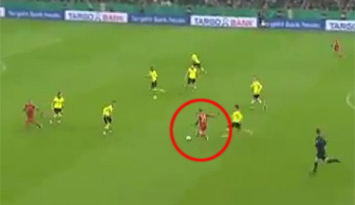 Kroos (Kreis) versucht den Flankenwechsel auf Müller, weil der BVB im Zentrum mit sieben Spielern sehr gut aufgestellt ist.