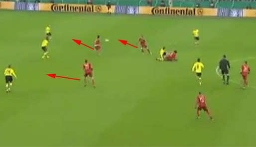 Martinez spitzelt Großkreutz den Ball weg und leitet den Gegenstoß ein. Drei Bayern-Spieler machen sich sofort auf Richtung gegnerisches Tor.
