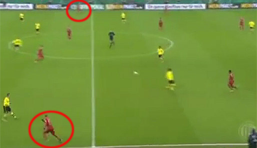 Gern gewählt gegen den BVB: Eine enorme Breite im Bayern-Offensivspiel. Robben (Kreis unten) und Müller (Kreis oben) kleben als Flügelspieler gern ganz an der Seitenlinie.