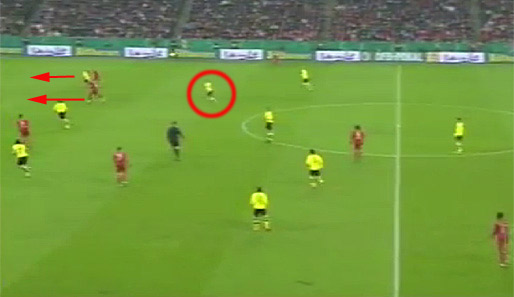 Dortmunds Mittelfeld ist mit einem relativ simplen Ball überspielt, der linke Innenverteidiger Santana zu weit weg von Schmelzer, der gegen zwei Bayern-Spieler an den Ball kommen muss