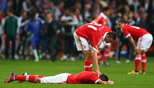 Benfica verständlicherweise trostlos und völlig am Boden. Matic´s Aufmunterungsversuche sind vergeblich