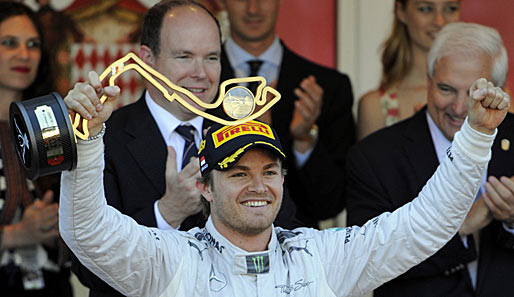 Am Ende streckte Rosberg bei seinem Heimrennen die Siegertrophäe in den Himmel, das Podium komplettieren Sebastian Vettel und Mark Webber