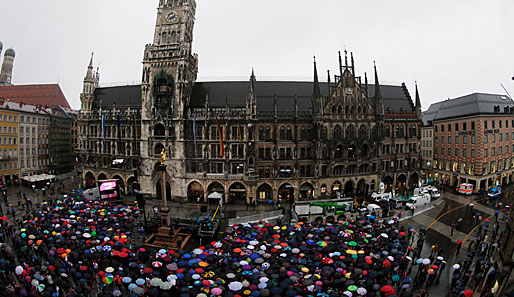 MARIENPLATZ, MÜNCHEN, 2. JUNI: Es regnet und regnet. Eine Besserung ist nicht in Sicht. Trotzdem haben sich viele Bayern-Fans auf dem Platz versammelt, um die bald eintreffende Mannschaft gebührend zu feiern