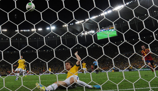 Pedro hatte beim Stand von 0:1 die einzige klar Chance aus dem Spiel heraus für Spanien - doch David Luiz kratzte den Ball artistisch von der Linie
