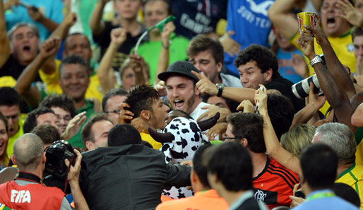 Neymar badet nach seinem vierten Turniertreffer erst einmal in der Menge. Such den Superstar!