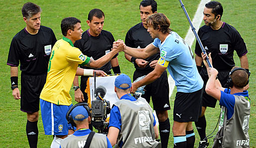 BRASILIEN - URUGUAY 2:1: Sie friedlich wie beim Wimpeltausch vor dem Spiel ging's im Duell der Südamerika-Rivalen nur selten zu