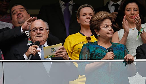FIFA-Boss Sepp Blatter musste sich Pfiffe und Buh-Rufe gefallen lassen. Der Schweizer antwortete darauf auf spanisch - nicht die allerbeste Idee in Brasilien...