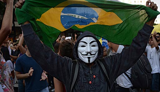 Vor dem Stadion und in Rio de Janeiro gab es gleichzeitig einige Proteste gegen den Confederations Cup und die anstehende WM