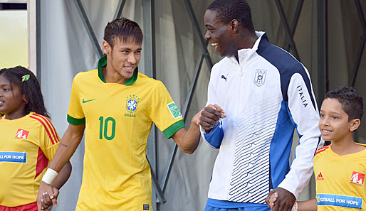 Zwei, die sich mögen: Neymar und Mario Balotelli