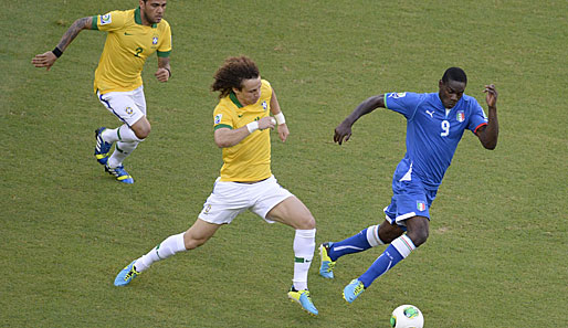 David Luiz beackert den Platz, muss aber dann verletzt runter...