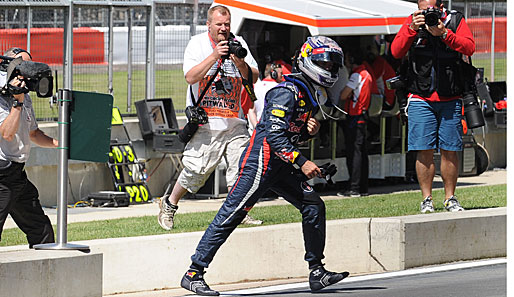 Entsprechend schlecht gelaunt stapft Vettel zurück in die Box. Wenigstens hat er es nicht so weit, der Defekt tritt auf der Start-Ziel-Gerade auf