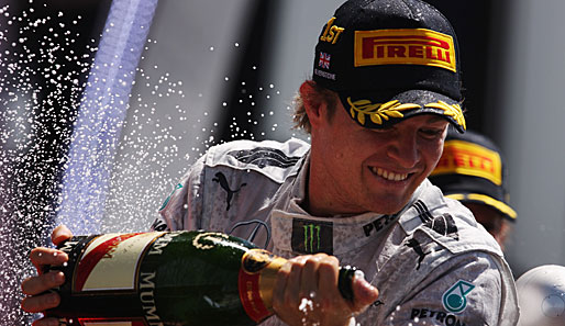 Eine Runde länger und der Reifen hätte nicht gereicht: Nach dem Sicherheits-Boxenstopp feiert Rosberg erleichtert