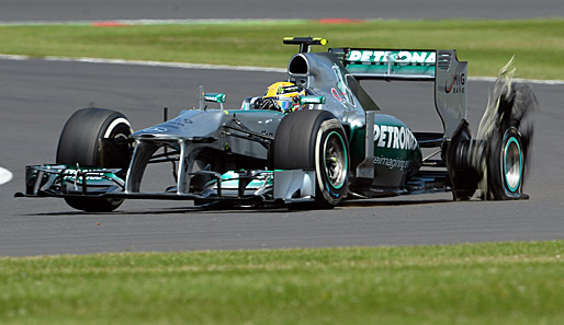 ...Lewis Hamilton. Der Mercedes-Star zieht einsam seine Kreise, plötzlich löst sich der Reifen auf