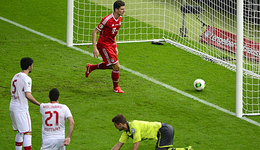 Die kalte Dusche für den VfB. Nur fünf Minuten nach Wiederanpfiff macht Gomez den Weidenfeller und lässt sich anschießen. 2:0 für die Bayern