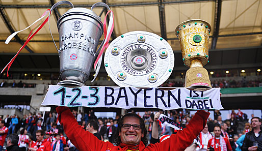 Dieser Bayern-Fan hatte seine eigenen Pokale mit in Stadion gebracht