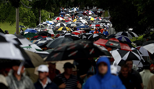 US Open, Tag 1: Die Fans erlebten einen widrigen Auftakt im Merion Golf Club in Ardmore - nicht nur sie kämpften mit ihren Regenschirmen