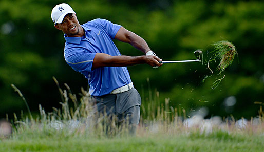 Auch der Weltranglisten-Führende hatte Probleme: Tiger Woods rangiert abgeschlagen auf Rang 51 - der Rasen konnte wenig dafür...