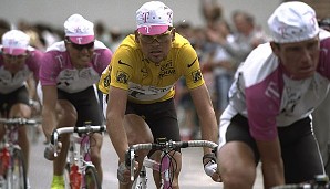 Nur ein Jahr später sollte Ullrich den Thron des Radsports erklimmen: Als neuer Kapitän des Team Telekom fuhr er bei der Tour 1997 ins Gelbe Trikot und behielt es bis Paris