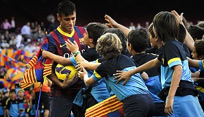 Ein Star zum Anfassen! Neymar wird von den Kleinen geherzt und vergöttert