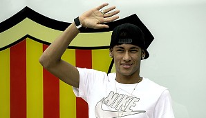 Wie jeder Mensch, auf den eine Kamera gerichtet wird, winkt auch Neymar freundlich zurück