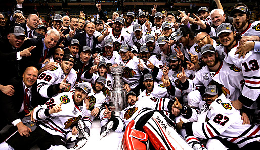 Gruppenbild mit Stanley Cup: Die Chicago Blackhawks können sich über ihre fünfte Meisterschaft freuen