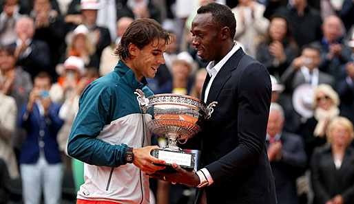 Den Pokal bekam Nadal anschließend von Usain Bolt überreicht
