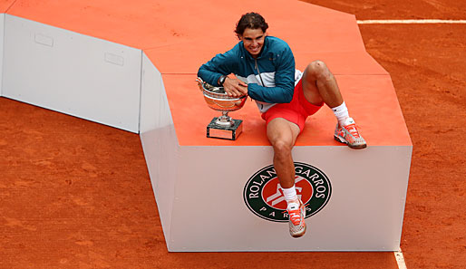 So sehen Sieger aus. Nadal posiert mit "seinem" Pokal