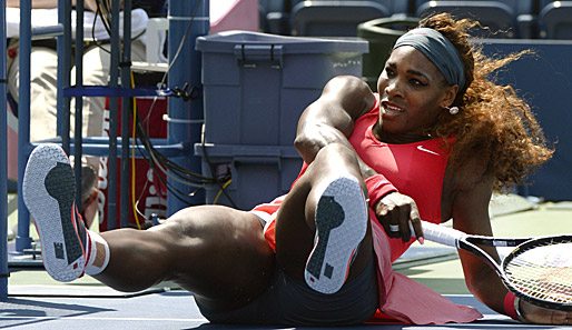 Serena Williams muss auf dem Weg zur dritten Runde eine kleine Pause auf dem Boden einlegen
