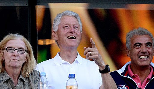 "Bin ich jetzt im Fernsehen?" Ex-Präsident Bill Clinton scheint zu gefallen, was er auf der Riesenleinwand sieht
