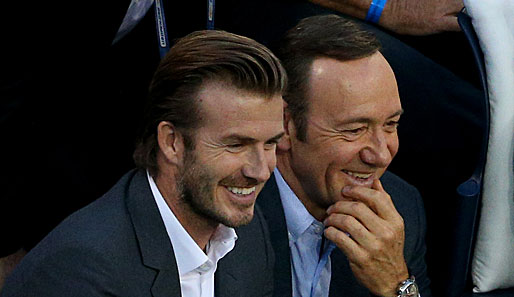 Ob diese beiden Herren gerade das Match verfolgen? Das schelmische Lächeln von Kevin Spacey deutet nicht unbedingt daraufhin