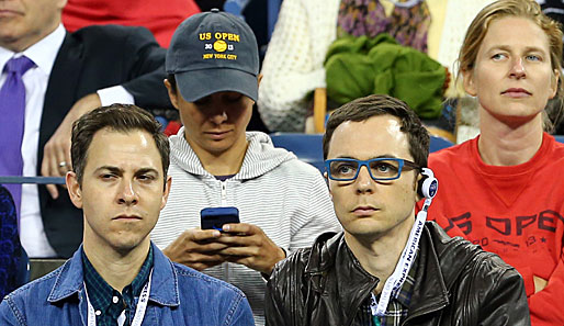 Hätten sie den Mann vorne rechts erkannt? Es ist Jim Parsons, besser bekannt als Dr. Sheldon Cooper aka Bazinga