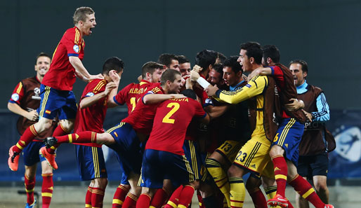 Torschütze Alvaro Morata und das gesamte spanische Team feierten den Siegtreffer in der 86. Minute ausgelassen