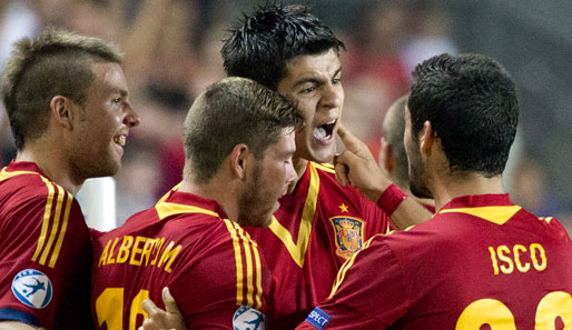 Die Spanier stehen nach dem Sieg im Halbfinale, die Deutschen müssen nach dem letzten Gruppenspiel gegen Russland die Heimreise antreten