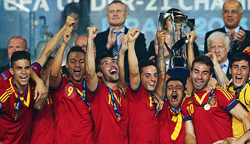 ITALIEN - SPANIEN 2:4: Mit einem überlegenen Sieg verteidigt Spanien seinen Titel und bleibt U-21-Europameister