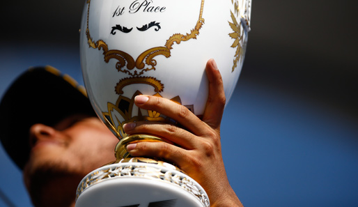 Zur Belohnung gab's eine Urne... äh Pokal! Überhaupt ist das Mercedes-Team bestens auf die nächste Teerunde vorbereitet