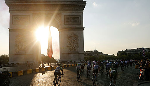 21. Etappe: Der letzte Tag der 100. Tour. Gewaltige Kulisse: Der Arc de Triomphe im Sonnenuntergang