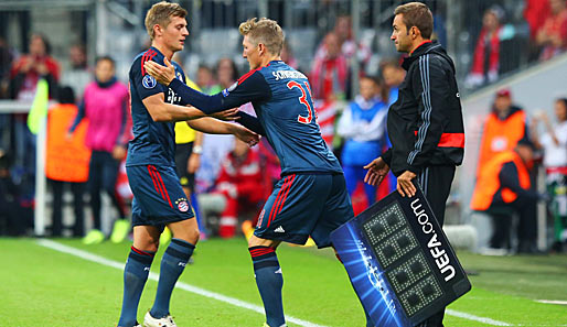 Bastian Schweinsteiger (r.) feierte nach langer Verletzungspause sein Comeback für die Roten - er kam in Abschnitt zwei für Toni Kroos