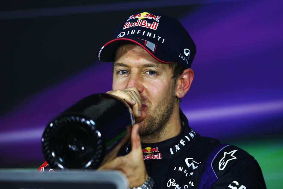 Auch nach der Siegerehrung hatte Vettel noch nicht genug vom Champagner. Er nahm die Flasche mit zur Pressekonferenz