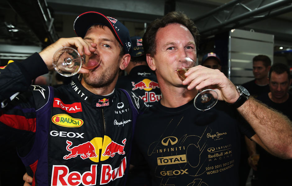 Teamchef Christian Horner (r.) blieb dagegen äußerlich trocken. Vettel hatte Durst
