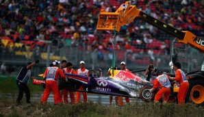 Adrian Sutil schoss beim Restart Mark Webber ab. Der Red Bull des Australiers fing Feuer. Das Safety-Car musste zum zweiten Mal raus.