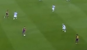 Gleich sechs Barca-Spieler halten sich auf engem Raum tief in der Hälfte des Gegners auf. Real Sociedad hat mit vier Spielern keine Chance, an den Ball zu kommen