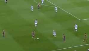 Die vier Barca-Spieler rücken auf eine Linie und passen sich insgesamt acht Mal direkt den Ball zu