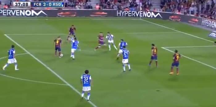 Während Messi durchläuft, bittet Iniesta zwei Verteidiger zum Tanz
