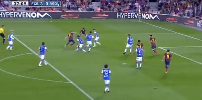 Bevor der dritte Verteidiger auf ihn geht, steckt Iniesta den Ball 13 Meter vor dem Tor auf Neymar durch, der hinten auf das Zuspiel lauert