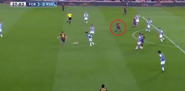 Barca sucht das Risiko: Messi spielt den Ball zu Xavi (Kreis), hinter dem Iniesta und links außen Neymar lauern