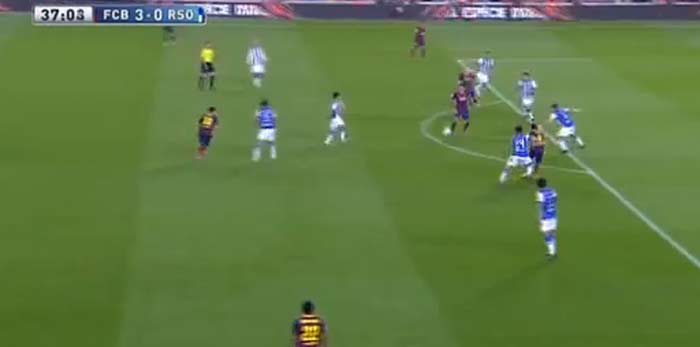 Xavi lupft den Ball per Hacke hinter sich zu Iniesta. Messi geht seinem Kurzpass zu Xavi nach