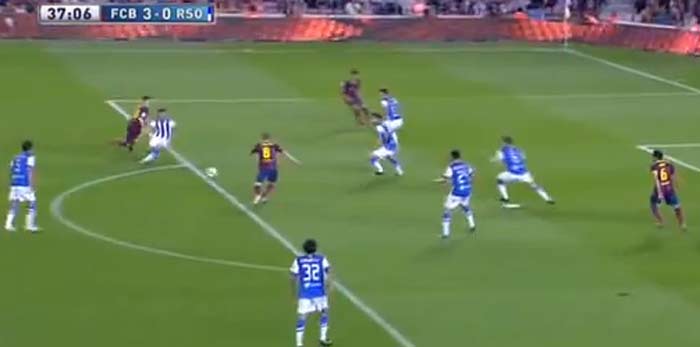 Messi nimmt den Ball an, um ihn sofort wieder auf Iniesta zu spielen. Iniesta bietet sich nach seinem Hacken-Pass sofort wieder an