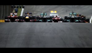 Zum Rennen: Nico Rosberg (r.) übernahm am Start die Führung. Lewis Hamilton (M.) presste sich an Webber vorbei - kurzzeitig...